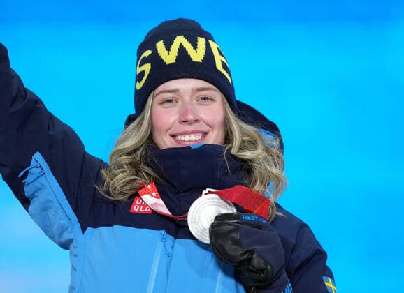 (220214) -- ZHANGJIAKOU, Feb. 14, 2022 -- Silver medalist Elvira Oeberg of Sweden poses during the awarding ceremony of biathlon women s 10km pursuit at Zhangjiakou Medals Plaza of the Winter Olympics in Zhangjiakou, north China s Hebei Province, Feb. 14, 2022. ) (BEIJING2022)CHINA- ZHANGJIAKOU-OLYMPIC Winter games, Winterspiele,Spiele, Summer games AWARDING CEREMONY (CN) ZhanxYan 