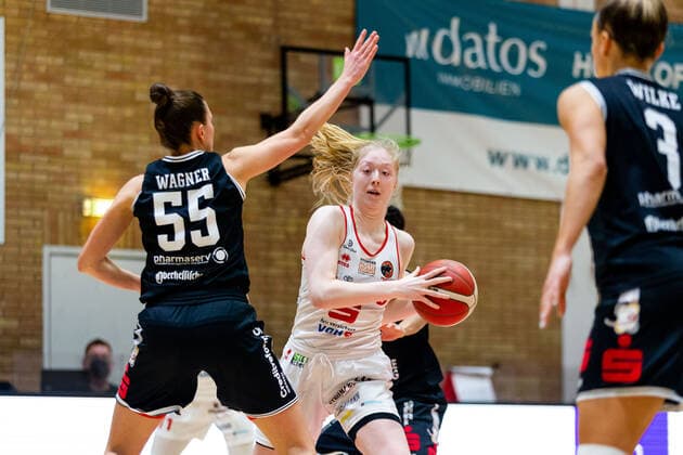 Basketball - DBBL - 22. Spieltag GiroLive Panthers Osnabrück - BC Pharmaserv Marburg am 13.02.2022 in der OSC Halle in Osnabrück Frieda Bühner Buehner (Panthers Osnabrueck) am Ball gegen Stephanie Wagner (BC Pharmaserv Marburg) PD