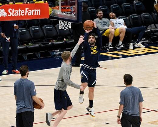 Denver Nuggets guard Facundo Campazzo (up), warms up before the NBA, Basketball Herren, USA game against the Orlando Magic at the Ball Arena in Denver, CO, USA, 14 February 2022. Orlando Magic at Denver Nuggets !ACHTUNG: NUR REDAKTIONELLE NUTZUNG!  Copyright: xToddxPiersonx AME5719 20220215-14eab68997c281bf2c98c191da8ce8560d59ce5d