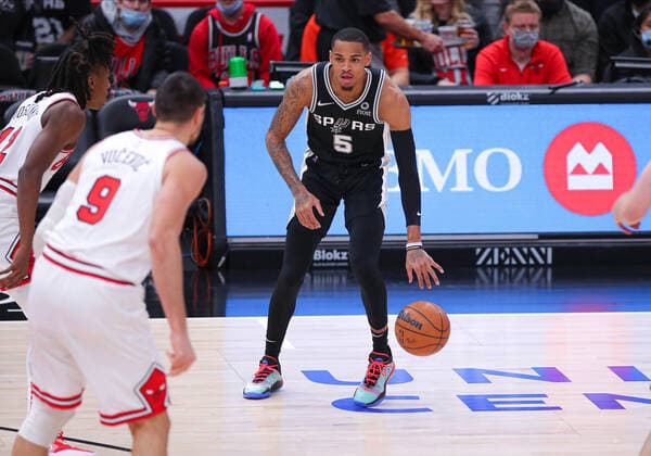 CHICAGO, IL - FEBRUARY 14: San Antonio Spurs guard Dejounte Murray (5) dribbles the ball in action during a NBA, Basketball Herren, USA game between the San Antonio Spurs and the Chicago Bulls on February 14, 2022 at the United Center in Chicago, IL. (Photo by Melissa Tamez Icon Sportswire) NBA: FEB 14 Spurs at Bulls Icon22021401