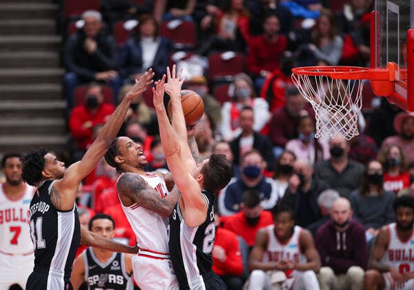 CHICAGO, IL - FEBRUARY 14: Chicago Bulls forward DeMar DeRozan (11) drives to the basket between two defenders San Antonio Spurs forward Keita Bates-Diop (31) and San Antonio Spurs forward Zach Collins (23) during a NBA, Basketball Herren, USA game between the San Antonio Spurs and the Chicago Bulls on February 14, 2022 at the United Center in Chicago, IL. (Photo by Melissa Tamez Icon Sportswire) NBA: FEB 14 Spurs at Bulls Icon22021405