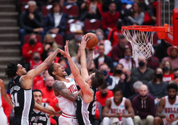 Sport Themen der Woche KW 07 CHICAGO, IL - FEBRUARY 14: Chicago Bulls forward DeMar DeRozan (11) drives to the basket between two defenders San Antonio Spurs forward Keita Bates-Diop (31) and San Antonio Spurs forward Zach Collins (23) during a NBA, Basketball Herren, USA game between the San Antonio Spurs and the Chicago Bulls on February 14, 2022 at the United Center in Chicago, IL. (Photo by Melissa Tamez Icon Sportswire) NBA: FEB 14 Spurs at Bulls Icon22021406