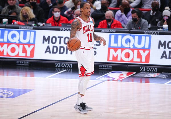 CHICAGO, IL - FEBRUARY 14: Chicago Bulls forward DeMar DeRozan (11) looks on during a NBA, Basketball Herren, USA game between the San Antonio Spurs and the Chicago Bulls on February 14, 2022 at the United Center in Chicago, IL. (Photo by Melissa Tamez Icon Sportswire) NBA: FEB 14 Spurs at Bulls Icon22021407