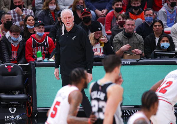 CHICAGO, IL - FEBRUARY 14: San Antonio Spurs head coach Gregg Popovich looks on during a NBA, Basketball Herren, USA game between the San Antonio Spurs and the Chicago Bulls on February 14, 2022 at the United Center in Chicago, IL. (Photo by Melissa Tamez Icon Sportswire) NBA: FEB 14 Spurs at Bulls Icon22021412