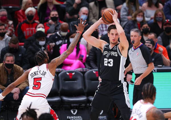 CHICAGO, IL - FEBRUARY 14: San Antonio Spurs forward Zach Collins (23) waits to pass the ball during a NBA, Basketball Herren, USA game between the San Antonio Spurs and the Chicago Bulls on February 14, 2022 at the United Center in Chicago, IL. (Photo by Melissa Tamez Icon Sportswire) NBA: FEB 14 Spurs at Bulls Icon22021413