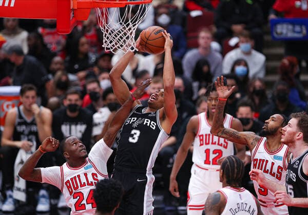 CHICAGO, IL - FEBRUARY 14: San Antonio Spurs forward Keldon Johnson (3) grabs the rebound during a NBA, Basketball Herren, USA game between the San Antonio Spurs and the Chicago Bulls on February 14, 2022 at the United Center in Chicago, IL. (Photo by Melissa Tamez Icon Sportswire) NBA: FEB 14 Spurs at Bulls Icon22021415