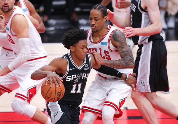 CHICAGO, IL - FEBRUARY 14: Chicago Bulls forward DeMar DeRozan (11) posts up against San Antonio Spurs guard Joshua Primo (11) during a NBA, Basketball Herren, USA game between the San Antonio Spurs and the Chicago Bulls on February 14, 2022 at the United Center in Chicago, IL. (Photo by Melissa Tamez Icon Sportswire) NBA: FEB 14 Spurs at Bulls Icon22021420
