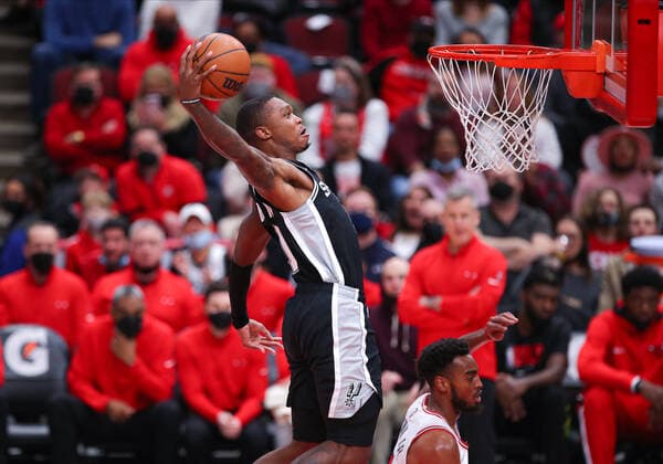 CHICAGO, IL - FEBRUARY 14: San Antonio Spurs guard Lonnie Walker IV (1) in action before slam-dunking the ball during a NBA, Basketball Herren, USA game between the San Antonio Spurs and the Chicago Bulls on February 14, 2022 at the United Center in Chicago, IL. (Photo by Melissa Tamez Icon Sportswire) NBA: FEB 14 Spurs at Bulls Icon22021422