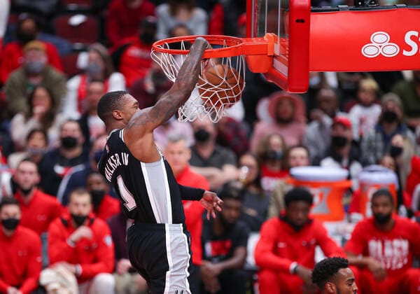CHICAGO, IL - FEBRUARY 14: San Antonio Spurs guard Lonnie Walker IV (1) slam dunks the ball in action during a NBA, Basketball Herren, USA game between the San Antonio Spurs and the Chicago Bulls on February 14, 2022 at the United Center in Chicago, IL. (Photo by Melissa Tamez Icon Sportswire) NBA: FEB 14 Spurs at Bulls Icon22021423