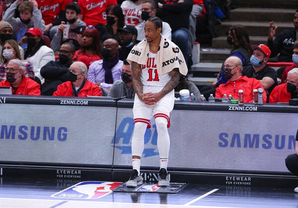CHICAGO, IL - FEBRUARY 14: Chicago Bulls forward DeMar DeRozan (11) sits on the scorers table during a NBA, Basketball Herren, USA game between the San Antonio Spurs and the Chicago Bulls on February 14, 2022 at the United Center in Chicago, IL. (Photo by Melissa Tamez Icon Sportswire) NBA: FEB 14 Spurs at Bulls Icon22021425