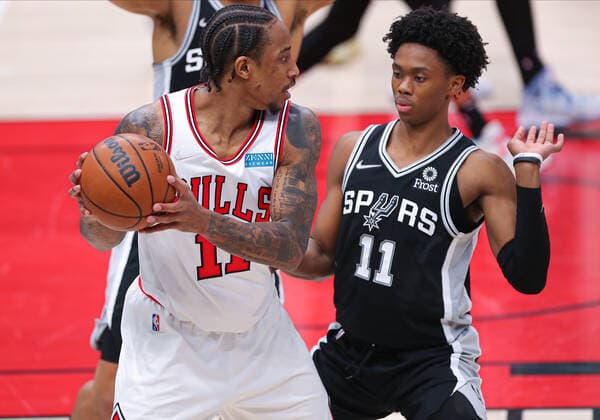 CHICAGO, IL - FEBRUARY 14: San Antonio Spurs guard Joshua Primo (11) posts up against Chicago Bulls forward DeMar DeRozan (11) during a NBA, Basketball Herren, USA game between the San Antonio Spurs and the Chicago Bulls on February 14, 2022 at the United Center in Chicago, IL. (Photo by Melissa Tamez Icon Sportswire) NBA: FEB 14 Spurs at Bulls Icon22021427