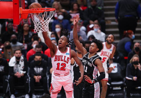 CHICAGO, IL - FEBRUARY 14: Chicago Bulls guard Ayo Dosunmu (12) drives to the basket for a layup during a NBA, Basketball Herren, USA game between the San Antonio Spurs and the Chicago Bulls on February 14, 2022 at the United Center in Chicago, IL. (Photo by Melissa Tamez Icon Sportswire) NBA: FEB 14 Spurs at Bulls Icon22021428