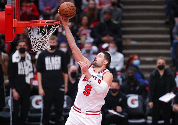 CHICAGO, IL - FEBRUARY 14: Chicago Bulls center Nikola Vucevic (9) drives to the basket for a layup during a NBA, Basketball Herren, USA game between the San Antonio Spurs and the Chicago Bulls on February 14, 2022 at the United Center in Chicago, IL. (Photo by Melissa Tamez Icon Sportswire) NBA: FEB 14 Spurs at Bulls Icon22021429