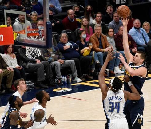 Denver Nuggets center Nikola Jokic (R) goes up for a basket against Orlando Magic center Wendell Carter Jr (2-R), during a NBA, Basketball Herren, USA game at the Ball Arena in Denver, CO, USA, 14 February 2022. Orlando Magic at Denver Nuggets !ACHTUNG: NUR REDAKTIONELLE NUTZUNG!  Copyright: xToddxPiersonx AME5770 20220215-f457bee3a32d7fbb9a1d10ca8d0d160b6587f11e
