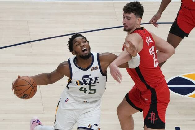 Donovan Mitchell (L) of the Utah Jazz in action against Alperen Sengun (R) of the Houston Rockets, during a NBA, Basketball Herren, USA game at the Vivint Smart Home Arena in Salt Lake City, Utah, USA, 14 February 2022. Houston Rockets at Utah Jazz !ACHTUNG: NUR REDAKTIONELLE NUTZUNG!  Copyright: xGEORGExFREYx AME5817 20220215-621a23949324b554cc40ba32840eb4fb95355a09