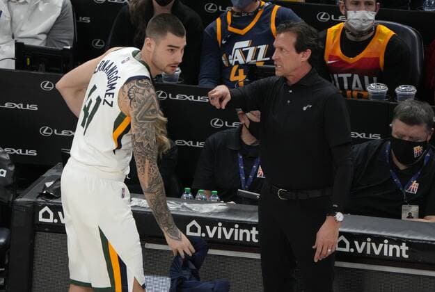 Juancho Hernangomez of the Utah Jazz hears instructions by his coach Quin Snyder against the Houston Rockets, during a NBA, Basketball Herren, USA game at the Vivint Smart Home Arena in Salt Lake City, Utah, USA, 14 February 2022. Houston Rockets at Utah Jazz !ACHTUNG: NUR REDAKTIONELLE NUTZUNG!  Copyright: xGEORGExFREYx AME5820 20220215-b7c6e62d776a5bdf28a70abbb5a74146c2c7b072