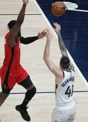 Juancho Hernangomez (R) of the Utah Jazz shoots a three pointer, his first point in Utah as Bruno Fernando of the Houston Rockets defends, during a NBA, Basketball Herren, USA game at the Vivint Smart Home Arena in Salt Lake City, Utah, USA, 14 February 2022. Houston Rockets at Utah Jazz !ACHTUNG: NUR REDAKTIONELLE NUTZUNG!  Copyright: xGEORGExFREYx AME5825 20220215-a45abd900e105159474095c00634187a5f19ade5