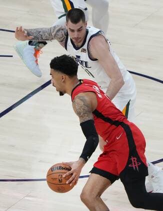 Juancho Hernangomez (R) of the Utah Jazz defends KJ Martin of the Houston Rockets, during a NBA, Basketball Herren, USA game at the Vivint Smart Home Arena in Salt Lake City, Utah, USA, 14 February 2022. Houston Rockets at Utah Jazz !ACHTUNG: NUR REDAKTIONELLE NUTZUNG!  Copyright: xGEORGExFREYx AME5826 20220215-ea7b4efd915296f3a0e2873a2f61aa949dbafce4