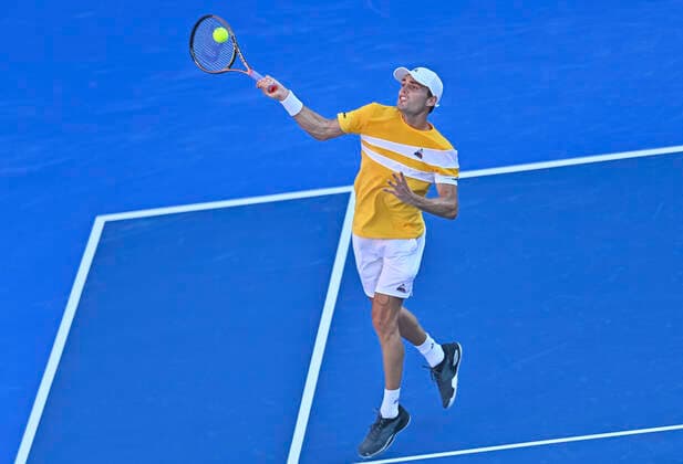 (220215) -- DOHA, Feb. 15, 2022 -- Christopher O Connell of Australia returns the ball to Alex Molcan of Slovakia during the first round of ATP, Tennis Herren Qatar Open tennis match in Doha, capital of Qatar, Feb. 14, 2022. (Photo by Xinhua) (SP)QATAR-DOHA-TENNIS-ATP QATAR OPEN Nikku 