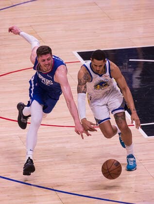 February 14, 2022, Los Angeles, California, USA: Isaiah Hartenstein 55 of the Los Angeles Clippers and Juan Toscano-Anderson 95 of the Golden State Warriors run toward the ball during their NBA, Basketball Herren, USA game on Monday February 14, 2022 at Crypto.com Arena in Los Angeles, California. Clippers defeat Warriors, 119-104. ARIANA RUIZ PI Los Angeles USA - ZUMAp124 20220214_zaa_p124_008 Copyright: xArianaxRuizx