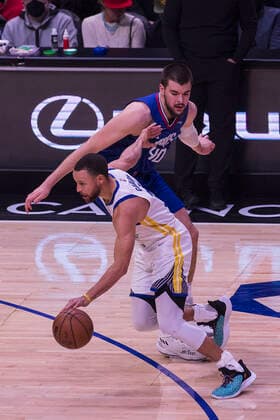 February 14, 2022, Los Angeles, California, USA: Stephen Curry 30 of the Golden State Warriors runs with the ball and passes by Ivica Zubac 40 of the Los Angeles Clippers during their NBA, Basketball Herren, USA game on Monday February 14, 2022 at Crypto.com Arena in Los Angeles, California. Clippers defeat Warriors, 119-104. ARIANA RUIZ PI Los Angeles USA - ZUMAp124 20220214_zaa_p124_021 Copyright: xArianaxRuizx