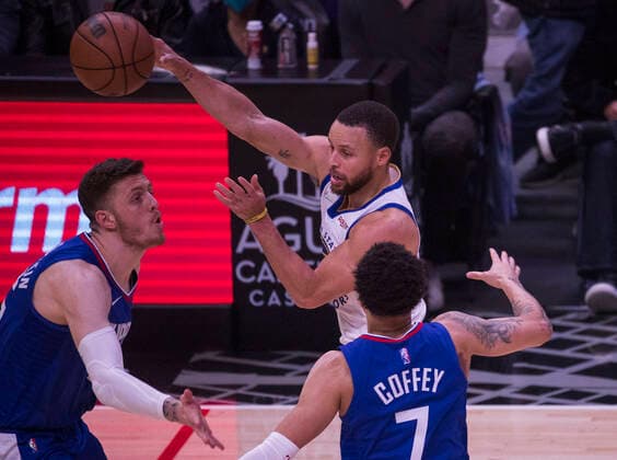 February 14, 2022, Los Angeles, California, USA: Stephen Curry 30 of the Golden State Warriors passes the ball as Isaiah Hartenstein 55 and Amir Coffey 7 of the Los Angeles Clippers attempt to block him during their NBA, Basketball Herren, USA game on Monday February 14, 2022 at Crypto.com Arena in Los Angeles, California. Clippers defeat Warriors, 119-104. ARIANA RUIZ PI Los Angeles USA - ZUMAp124 20220214_zaa_p124_022 Copyright: xArianaxRuizx