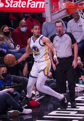 February 14, 2022, Los Angeles, California, USA: Jordan Poole 3 of the Golden State Warriors passes the ball during their NBA, Basketball Herren, USA game against the Los Angeles Clippers on Monday February 14, 2022 at Crypto.com Arena in Los Angeles, California. Clippers defeat Warriors, 119-104. ARIANA RUIZ PI Los Angeles USA - ZUMAp124 20220214_zaa_p124_023 Copyright: xArianaxRuizx