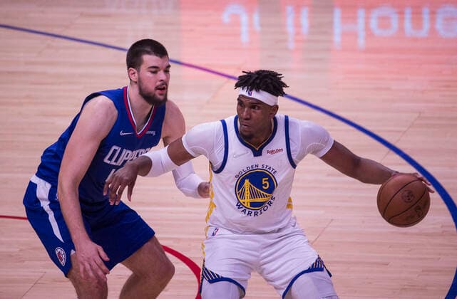 February 14, 2022, Los Angeles, California, USA: Kevon Looney 5 of the Golden State Warriors passes the ball as Ivica Zubac 40 of the Los Angeles Clippers is on defense during their NBA, Basketball Herren, USA game on Monday February 14, 2022 at Crypto.com Arena in Los Angeles, California. Clippers defeat Warriors, 119-104. ARIANA RUIZ PI Los Angeles USA - ZUMAp124 20220214_zaa_p124_024 Copyright: xArianaxRuizx