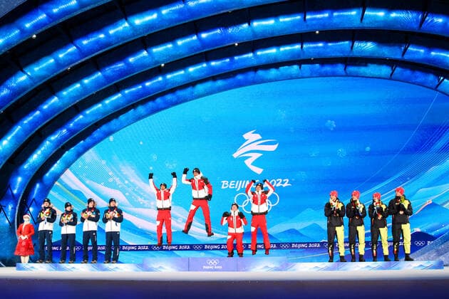 Sport Bilder des Tages OLYMPICS - Winter Olympic Games, Olympische Spiele, Olympia, OS Beijing 2022 ZHANGJIAKOU,CHINA,15.FEB.22 - OLYMPICS, NORDIC SKIING, Ski jumping, Skispringen, Ski, nordisch - Winter Olympic Games Beijing 2022, large hill, men, team event, award ceremony. Image shows Lovro Kos, Cene Prevc, Timi Zajc, Peter Prevc (SLO), the rejoicing of Stefan Kraft, Daniel Huber, Jan Hoerl and Manuel Fettner (AUT), Constantin Schmid, Stephan Leyhe, Markus Eisenbichler and Karl Geiger (GER). GEPAxpictures xMaticxKlansek