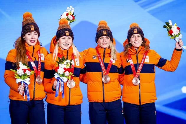 BEIJING - (lr) Dutch speed skaters Antoinette de Jong, Marijke Groenewoud, Irene Schouten and Ireen Wust of TeamNL are honored at Beijing Medal Plaza for their bronze medal in the team pursuit at the 2022 Winter Olympics in Beijing, China. ANP VINCENT JANNINK Speed skating, Eisschnelllauf - Medal Ceremony 2022 xVIxANPxSportx xxANPxIVx