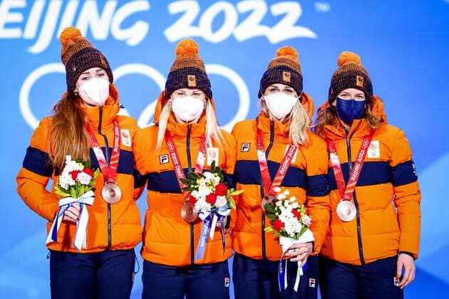 BEIJING - (lr) Dutch speed skaters Antoinette de Jong, Marijke Groenewoud, Irene Schouten and Ireen Wust of TeamNL are honored at Beijing Medal Plaza for their bronze medal in the team pursuit at the 2022 Winter Olympics in Beijing, China. ANP VINCENT JANNINK Speed skating, Eisschnelllauf - Medal Ceremony 2022 xVIxANPxSportx xxANPxIVx