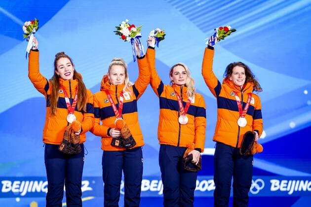 BEIJING - (lr) Dutch speed skaters Antoinette de Jong, Marijke Groenewoud, Irene Schouten and Ireen Wust of TeamNL are honored at Beijing Medal Plaza for their bronze medal in the team pursuit at the 2022 Winter Olympics in Beijing, China. ANP VINCENT JANNINK Speed skating, Eisschnelllauf - Medal Ceremony 2022 xVIxANPxSportx xxANPxIVx