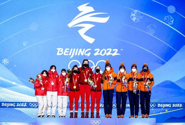 BEIJING - Dutch speed skaters Antoinette de Jong, Marijke Groenewoud, Irene Schouten and Ireen Wust of TeamNL are honored at Beijing Medal Plaza for their bronze medal in the team pursuit at the 2022 Winter Olympics in Beijing, China. ANP VINCENT JANNINK Speed skating, Eisschnelllauf - Medal Ceremony 2022 xVIxANPxSportx xxANPxIVx