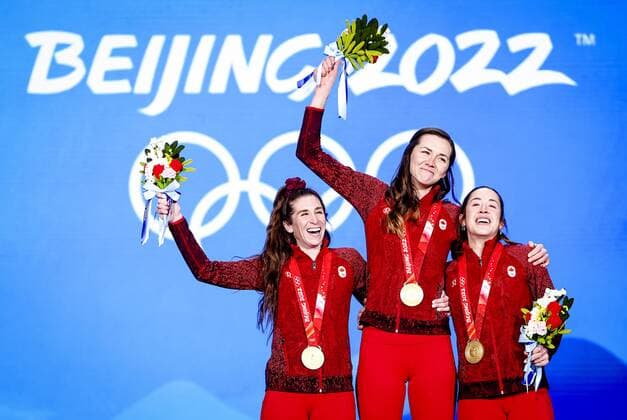 BEIJING Canadian speed skaters Ivanie Blondin, Valerie Maltais and Isabelle Weidemann are honored at Beijing Medal Plaza for their gold medal in the team pursuit at the 2022 Winter Olympics in Beijing, China. ANP VINCENT JANNINK Speed skating, Eisschnelllauf - Medal Ceremony 2022 xVIxANPxSportx xxANPxIVx