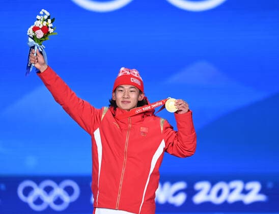 (220215) -- BEIJING, Feb. 15, 2022 -- Gold medalist Su Yiming of China celebrates during the awarding ceremony of the men s snowboard big air at the Beijing Medals Plaza of the Winter Olympics in Beijing, capital of China, Feb. 15, 2022. ) (BEIJING2022)CHINA-BEIJING-OLYMPIC Winter games, Winterspiele,Spiele, Summer games AWARDING CEREMONY (CN) HuangxZongzhi 