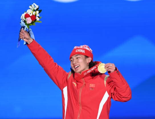 (220215) -- BEIJING, Feb. 15, 2022 -- Gold medalist Su Yiming of China celebrates during the awarding ceremony of the men s snowboard big air at the Beijing Medals Plaza of the Winter Olympics in Beijing, capital of China, Feb. 15, 2022. ) (BEIJING2022)CHINA-BEIJING-OLYMPIC Winter games, Winterspiele,Spiele, Summer games AWARDING CEREMONY (CN) HuangxZongzhi 