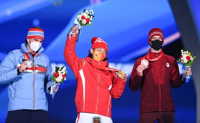 (220215) -- BEIJING, Feb. 15, 2022 -- Gold medalist Su Yiming (C) of China, silver medalist Mons Roisland (L) of Norway and bronze medalist Max Parrot of Canada attend the awarding ceremony of the men s snowboard big air at the Beijing Medals Plaza of the Winter Olympics in Beijing, capital of China, Feb. 15, 2022. ) (BEIJING2022)CHINA-BEIJING-OLYMPIC Winter games, Winterspiele,Spiele, Summer games AWARDING CEREMONY (CN) HuangxZongzhi 