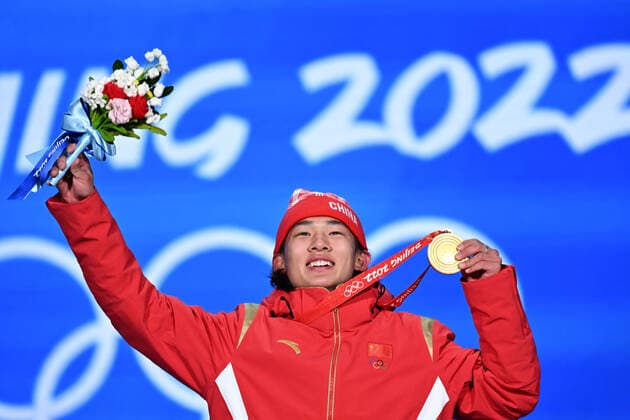 (220215) -- BEIJING, Feb. 15, 2022 -- Gold medalist Su Yiming of China celebrates during the awarding ceremony of the men s snowboard big air at the Beijing Medals Plaza of the Winter Olympics in Beijing, capital of China, Feb. 15, 2022. ) (BEIJING2022)CHINA-BEIJING-OLYMPIC Winter games, Winterspiele,Spiele, Summer games AWARDING CEREMONY (CN) LixHe 