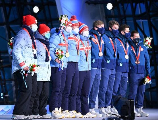 China Olympics 2022 Medal Ceremony 8115670 15.02.2022 Silver medalists Russian Olympic Committee s Daniil Aldoshkin, Sergei Trofimov and Ruslan Zakharov, gold medalists Norway s Hallgeir Engebraaten, Peder Kongshaug and Sverre Lunde Pedersen, and bronze medalist Ethan Cepuran, Casey Dawson, Emery Lehman and Joey Mantia, of the United States, pose on the podium during the medal ceremony for the men s Speed skating, Eisschnelllauf team pursuit event of the Beijing 2022 Winter Olympic Games, Olympische Spiele, Olympia, OS at the Medals Plaza in Beijing, China. Vladimir Astapkovich Sputnik Beijing China Copyright: xVladimirxAstapkovichx