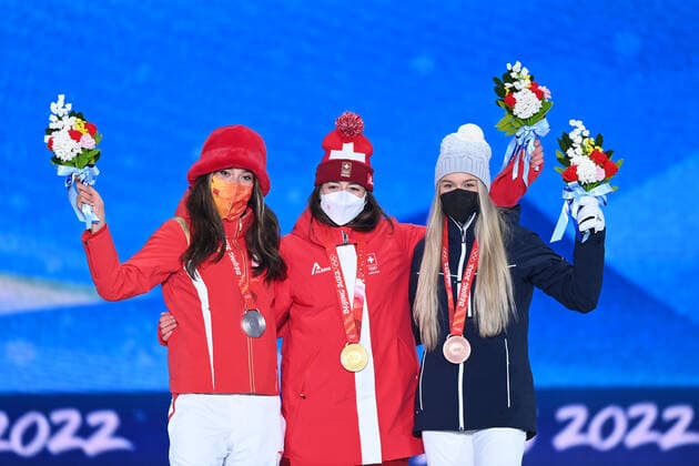 Sport Bilder des Tages (220215) -- ZHANGJIAKOU, Feb. 15, 2022 -- Gold medalist Mathilde Gremaud (C) of Switzerland, silver medlaist Gu Ailing (L) of China and bronze medalist Kelly Sildaru of Estonia pose during the awarding ceremony of freestyle skiing women s freeski slopestyle at Zhangjiakou Medals Plaza of the Winter Olympics in Zhangjiakou, north China s Hebei Province, Feb. 15, 2022. ) (BEIJING2022)CHINA- ZHANGJIAKOU-OLYMPIC Winter games, Winterspiele,Spiele, Summer games AWARDING CEREMONY (CN) DengxHua 