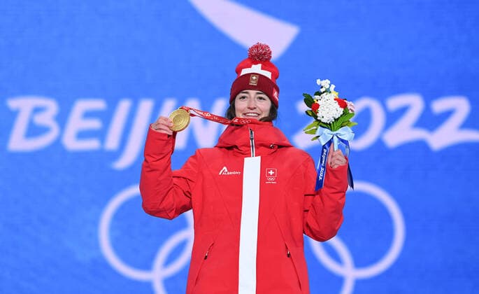(220215) -- ZHANGJIAKOU, Feb. 15, 2022 -- Gold medalist Mathilde Gremaud of Switzerland reacts during the awarding ceremony of freestyle skiing women s freeski slopestyle at Zhangjiakou Medals Plaza of the Winter Olympics in Zhangjiakou, north China s Hebei Province, Feb. 15, 2022. ) (BEIJING2022)CHINA- ZHANGJIAKOU-OLYMPIC Winter games, Winterspiele,Spiele, Summer games AWARDING CEREMONY (CN) HuxHuhu 