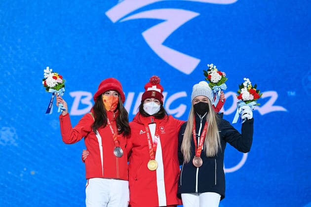 (220215) -- BEIJING, Feb. 15, 2022 -- Gold medalist Mathilde Gremaud (C) of Switzerland, silver medlaist Gu Ailing (L) of China and bronze medalist Kelly Sildaru of Estonia pose during the awarding ceremony of freestyle skiing women s freeski slopestyle at Zhangjiakou Medals Plaza of the Winter Olympics in Zhangjiakou, north China s Hebei Province, Feb. 15, 2022. ) (BEIJING2022)CHINA- ZHANGJIAKOU-OLYMPIC Winter games, Winterspiele,Spiele, Summer games AWARDING CEREMONY (CN) HuxHuhu 