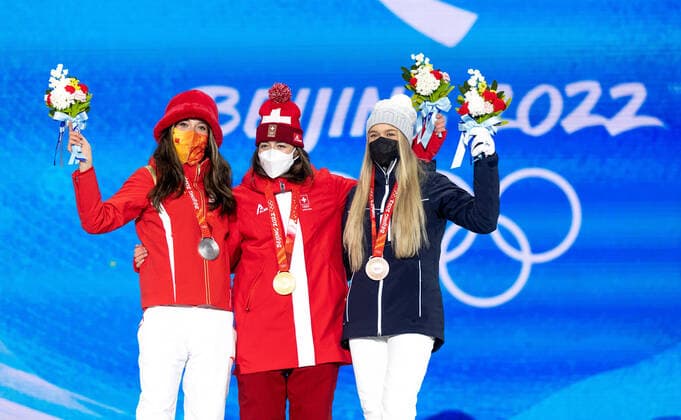 15.02.2022, Zhangjiakou 2022 Winter Olympics in Beijing. Freestyle skiing medal ceremony. Freestyle skier Kelly Sildaru has ended Estonia s 12-year Winter Olympics medals drought by bagging bronze in the Women s Freeski Slopestyle in Beijing. On the photo Kelly Sildaru (R), Eileen Gu (L), Mathilde Gremaud (C). Photo Tairo Lutter, Postimees Zhangjiakou Zhangjiakou China 1TL15FEB22D24  Copyright: xTairoxLutterx Kelly Sildaru, Eileen Gu, Mathilde Gremaud
