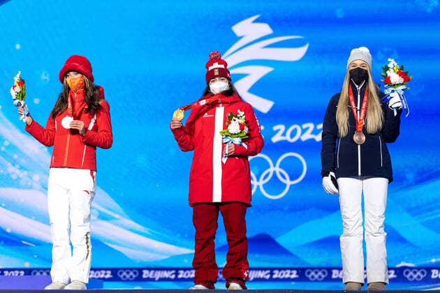 15.02.2022, Zhangjiakou 2022 Winter Olympics in Beijing. Freestyle skiing medal ceremony. Freestyle skier Kelly Sildaru has ended Estonia s 12-year Winter Olympics medals drought by bagging bronze in the Women s Freeski Slopestyle in Beijing. On the photo Kelly Sildaru (R), Eileen Gu (L), Mathilde Gremaud (C). Photo Tairo Lutter, Postimees Zhangjiakou Zhangjiakou China 1TL15FEB22D25  Copyright: xTairoxLutterx Kelly Sildaru, Eileen Gu, Mathilde Gremaud