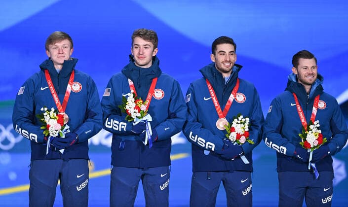 (220215) -- BEIJING, Feb. 15, 2022 -- Bronze medalists of the United States pose for a photo during the awarding ceremony of the Speed skating, Eisschnelllauf men s team pursuit at the Beijing Medals Plaza of the Winter Olympics in Beijing, capital of China, Feb. 15, 2022. ) (BEIJING2022)CHINA-BEIJING-OLYMPIC Winter games, Winterspiele,Spiele, Summer games AWARDING CEREMONY (CN) HuangxZongzhi 