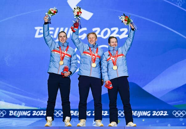 (220215) -- BEIJING, Feb. 15, 2022 -- Gold medalists of Norway pose for a photo during the awarding ceremony of the Speed skating, Eisschnelllauf men s team pursuit at the Beijing Medals Plaza of the Winter Olympics in Beijing, capital of China, Feb. 15, 2022. ) (BEIJING2022)CHINA-BEIJING-OLYMPIC Winter games, Winterspiele,Spiele, Summer games AWARDING CEREMONY (CN) LixHe 