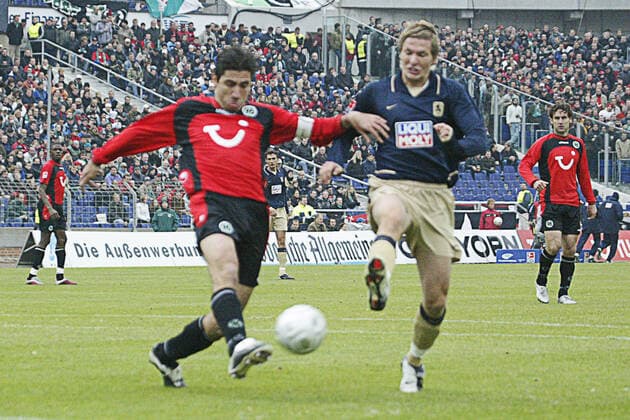 Aus 1. Bundesliga (BL) Hannover 96 - 1860 München 1:1 am 25.10.2003. Im Foto: Han96 Kpt. Kostas Konstantinidis gegen Benjamin Lauth
