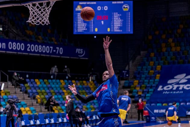 easycredit BBL, Fraport Skyliners vs. Alba Berlin, Frankfurt, Fraport Arena, 15.2.2022 Rasheed Moore (Fraport Skyliners 20), Fraport Skyliners vs. Alba Berlin, Frankfurt, Fraport Arena, 15.2.2022 Copyright: xBEAUTIFULxSPORTS Gawlikx