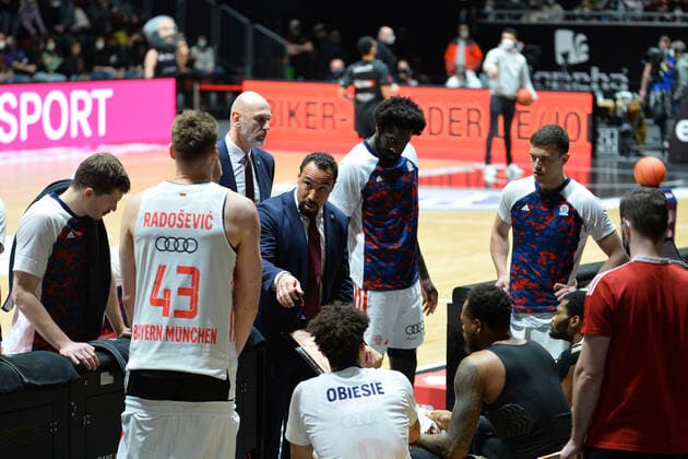 Demond Greene (Co-Trainer, FC Bayern Muenchen Basketball) Mitte und sein Team, Niners Chemnitz vs. FC Bayern Muenchen Basketball, easycredit Basketball Bundesliga, 15.02.2022 Niners Chemnitz vs. FC Bayern Muenchen Basketball, easycredit Basketball Bundesliga, 15.02.2022 Chemnitz Copyright: xBertxHarzer xEibner-xPressefotox