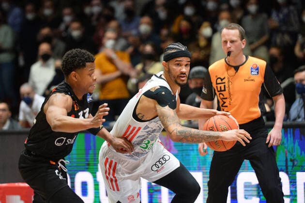 Nick Weiler-Babb (FC Bayern Muenchen Basketball) am Ball, Eric Washington (Niners Chemnitz) li., Niners Chemnitz vs. FC Bayern Muenchen Basketball, easycredit Basketball Bundesliga, 15.02.2022 Niners Chemnitz vs. FC Bayern Muenchen Basketball, easycredit Basketball Bundesliga, 15.02.2022 Chemnitz Copyright: xBertxHarzer xEibner-xPressefotox